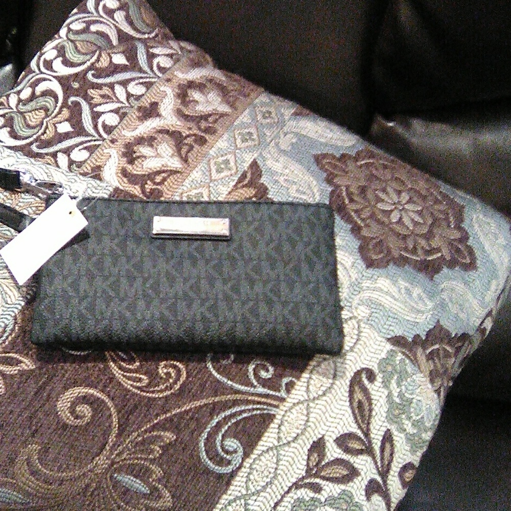 Michael kors wristlet